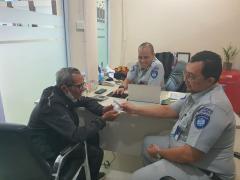 Tumbuhkan Engagement, Jasa Raharja Cabang Riau Berikan Cendera Mata kepada Tamu Pengunjung Kantor